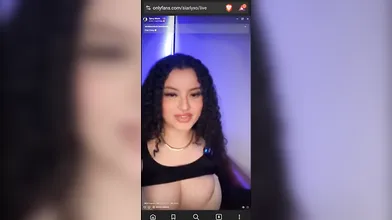 SiarlyXO Plays With Her Dildo In Her Live