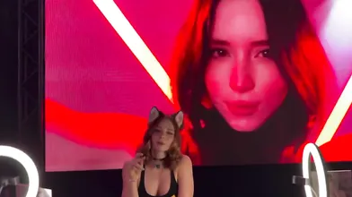 Sweetie Fox fickt ihren größten Fan