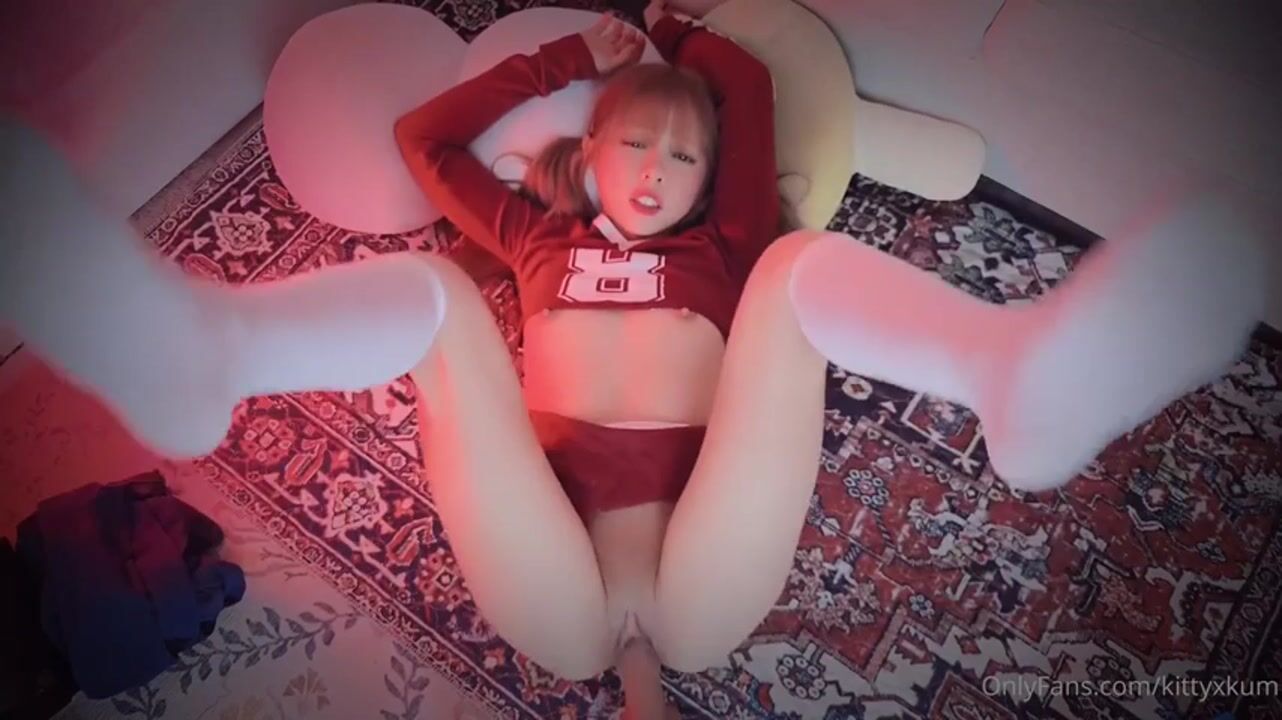 Azgın Kitty Kum Yapay Penisini Sikiyor