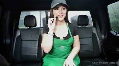 Jade Teen, employée de SB, se masturbe dans la voiture