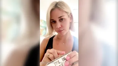 Lauren Compton zeigt ihren gebräunten Körper