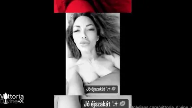 Vittoria Divine a des relations sexuelles dans une tenue étriqué