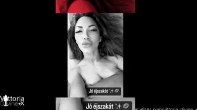 Vittoria Divine hat Sex in einem Spread Eagle