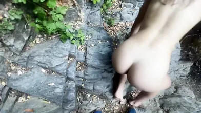 Jules Ari wird auf einer Wanderung geil