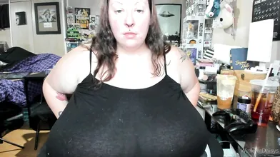 Winkingdaisys Shows Off Her Enormous Jugs
