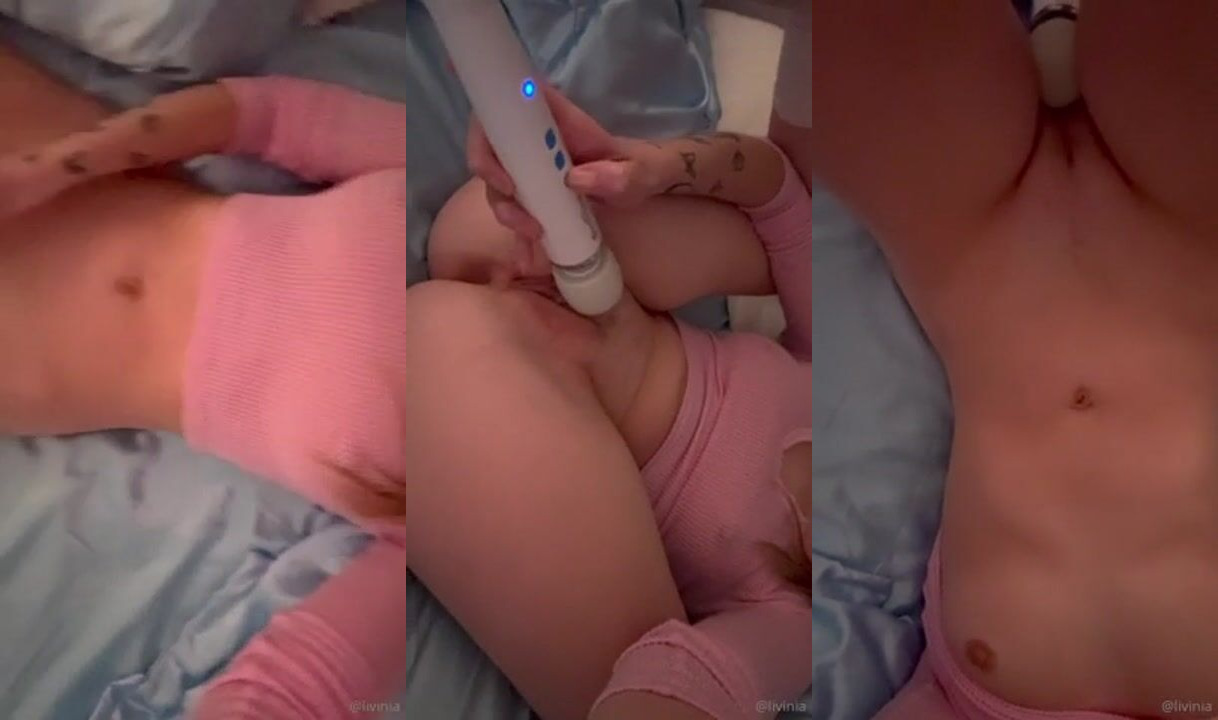 Livinia Roberts si masturba con un vibratore