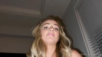 Autumn Ren Gets Her Pussy Filled On The Sofa