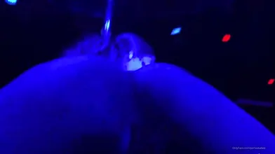 Alinaxrose Twerks Next To A Pole