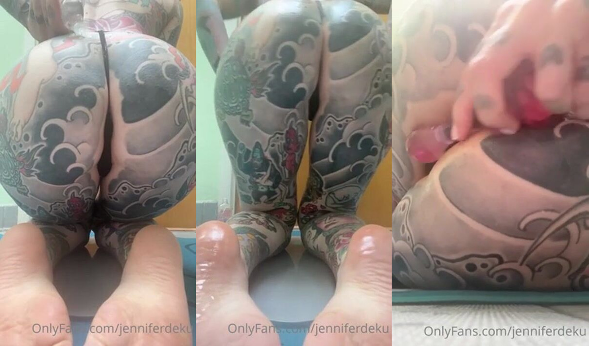 Jenniferdeku si masturba con un dildo di vetro