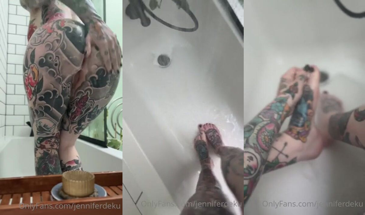 Jenniferdeku prende in giro il suo corpo nudo e tatuato