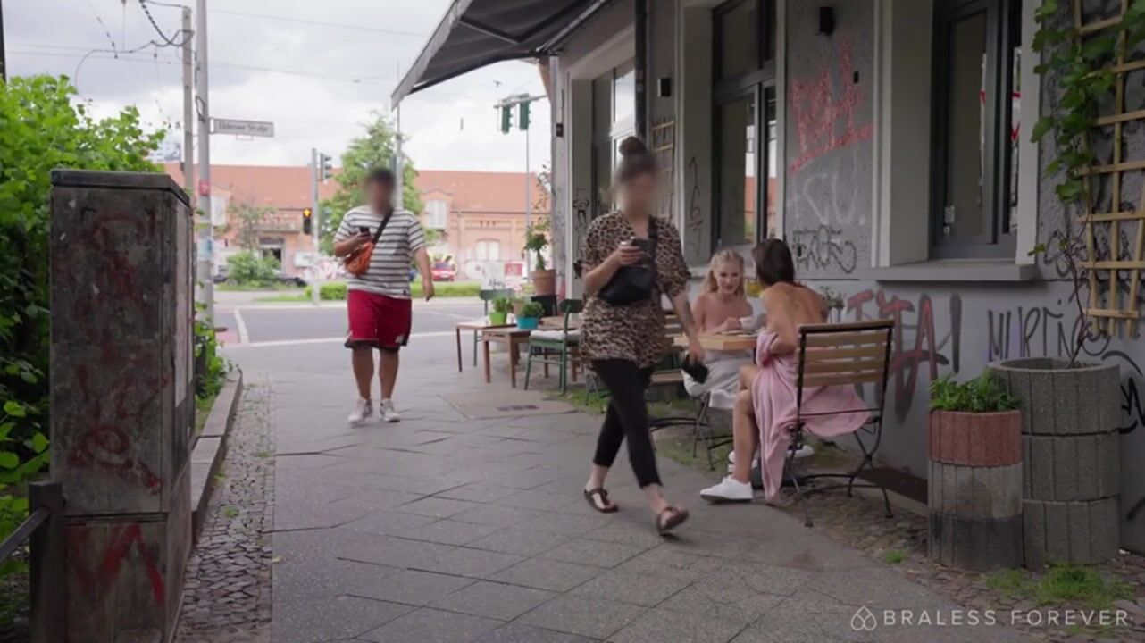 FlashingEmma & Viktoriia Eden gehen nackt mit Handtüchern
