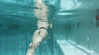Kateelife Swims With Bare Ass In The Pool