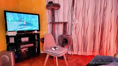 Aphrodixia - I'm turning my boyfriend on while I play video games