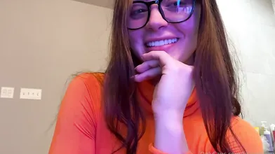 Jakara Bella Twerks And Teases In Velma Cosplay