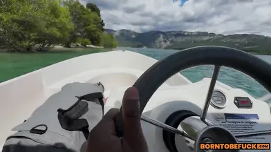 Luna Doll ist eine brünette Französin mit großem natürlichen Trompetensohn und BBC auf einem Madbros Bateau