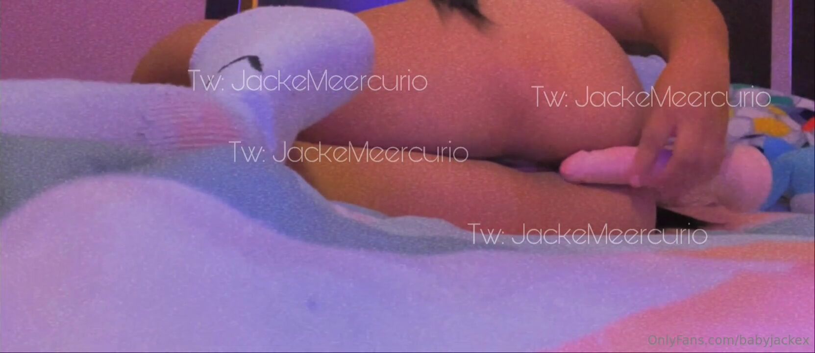 Babyjackex infila un dildo nella figa da dietro