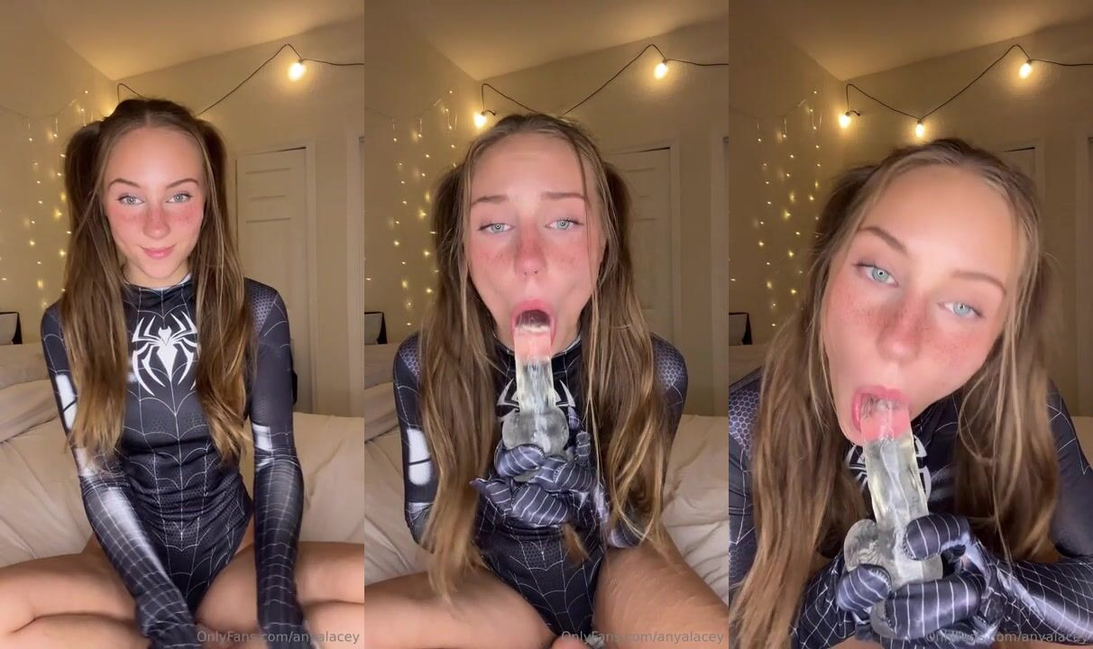 Anya Matusevich succhia un vibratore in costume da Spidey
