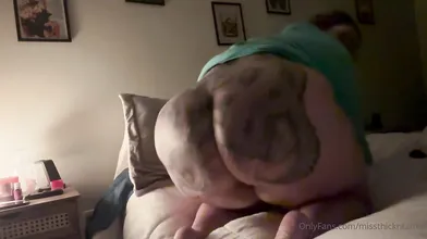 Missthick wackelt verführerisch mit seinem großen Hintern
