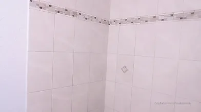 Kelsi Uses A Vibrator In The Shower