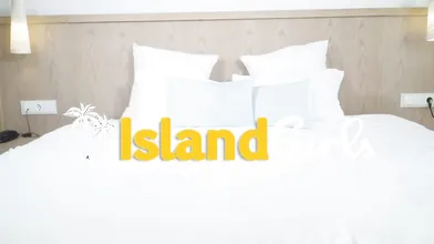 Lestia nackte rosa Dildo-Masturbation auf dem Bett Islandgirls Folge 3