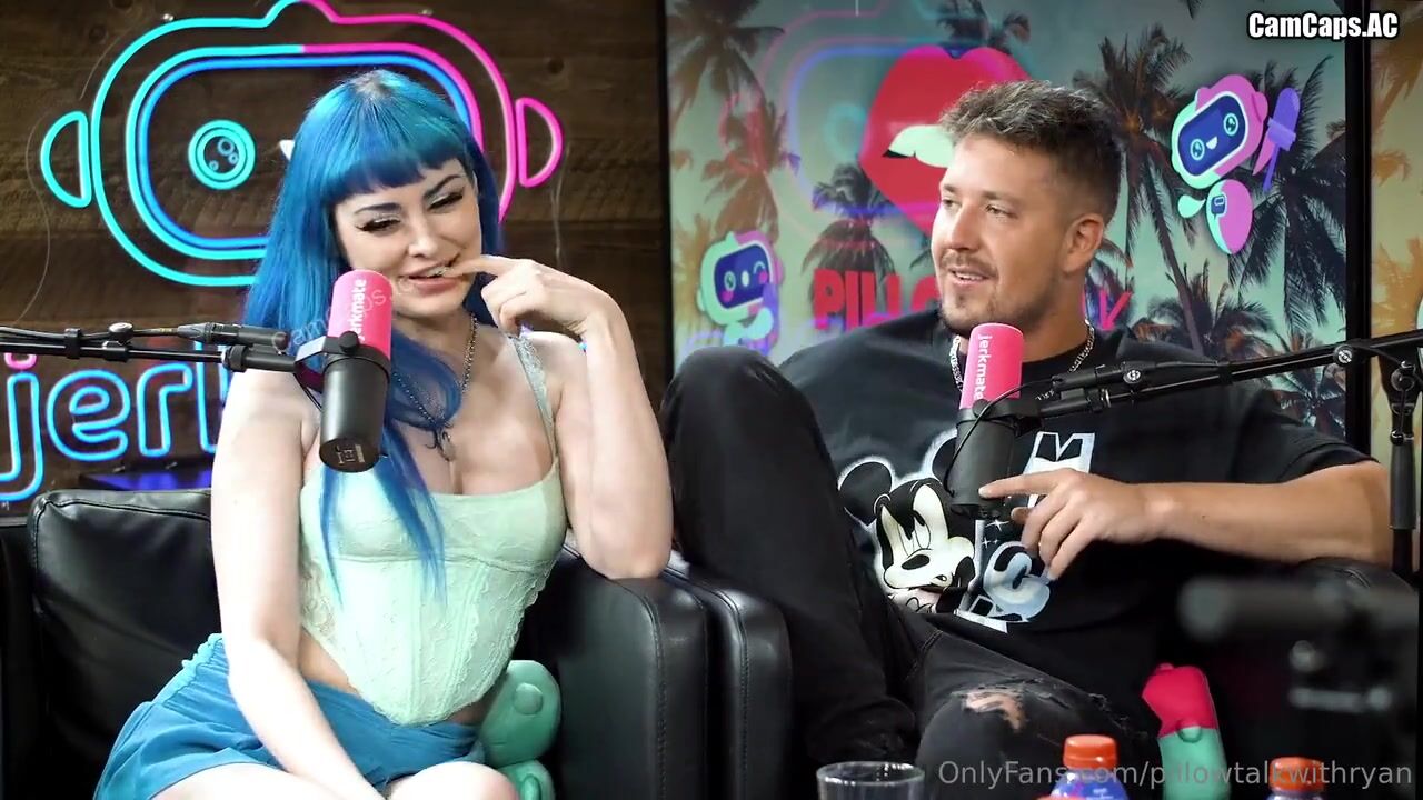 Jewelz Blu fickt Dan Danglers Opa live während des Podcasts bei Pillow Talk