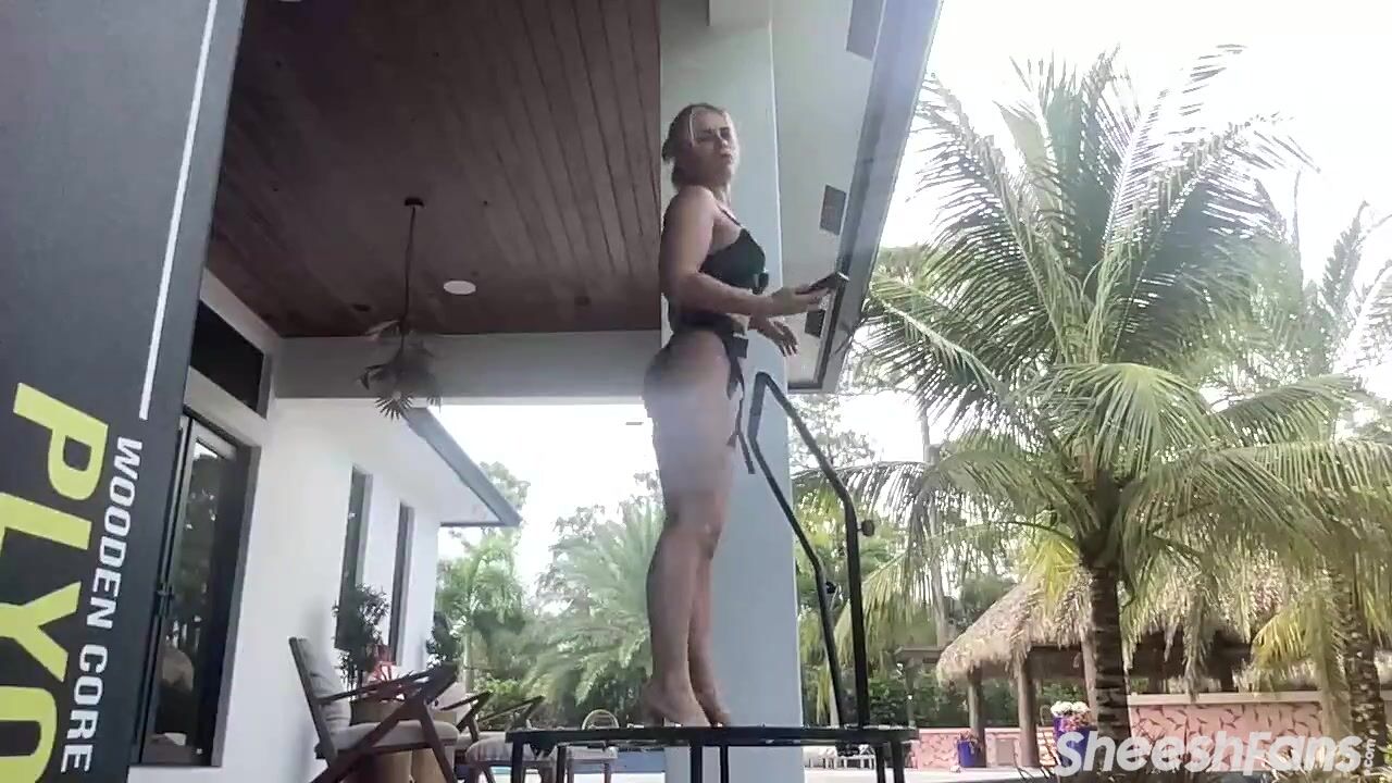 Perdita di livestream di Paige Vanzant che si toglie il top e si immerge magro