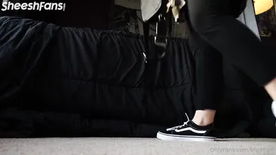 Bigtittygothegg Vibrating Pussy An Dripping Cum Without Taking Off Her Jeans Onlyfans Leak Video
