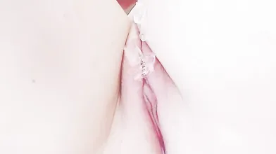 Yui Xin Lubes Up Her Pussy For A Shave