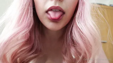 KittyCash3w's Quick Tease With Her Curves