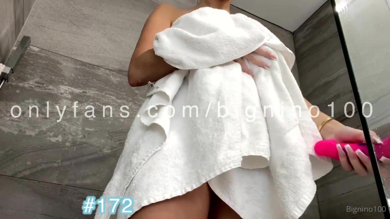 Bignino100 adora brincar com vibrador no chuveiro