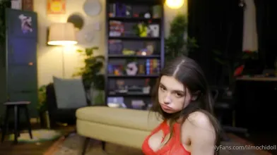Lilmochidoll fait une pipe, un footjob et se fait prendre