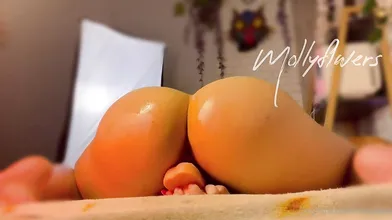Molly Knichan lässt ihren fetten Arsch auf einem Dildo hüpfen