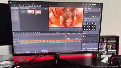 Mewslut's Blowjob Under The Editor's Table