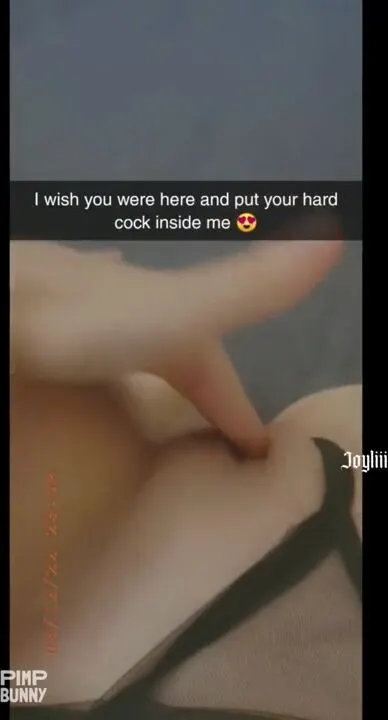 Joyliii Uses A Hairbrush To Masturbate
