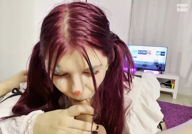 Erza monta una polla y la chupa recibiendo una corrida en la cara