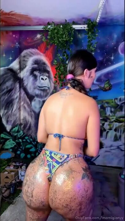 Mamigianyy Twerks Her Big Ass and Flaunts Her Big Tits