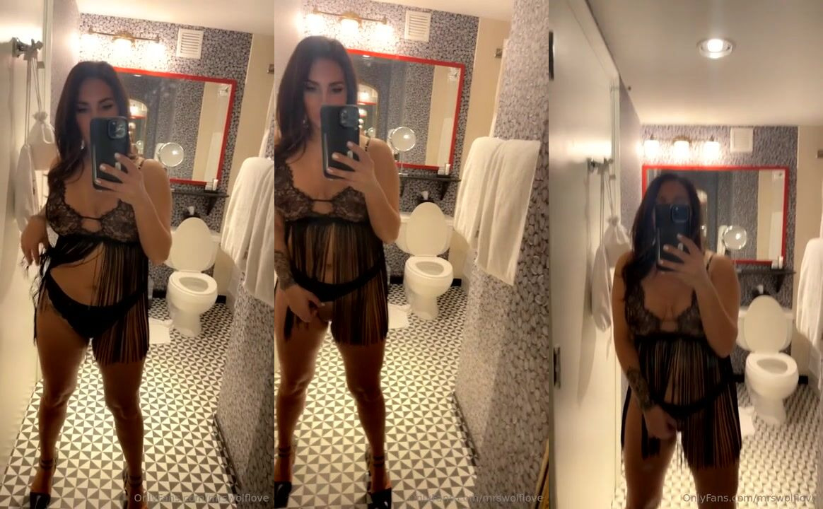 Mrswolflove Touches Herself in the CR