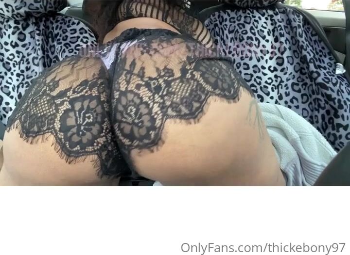 Thickebony97 Shakes Her Ass in the Car – American Star