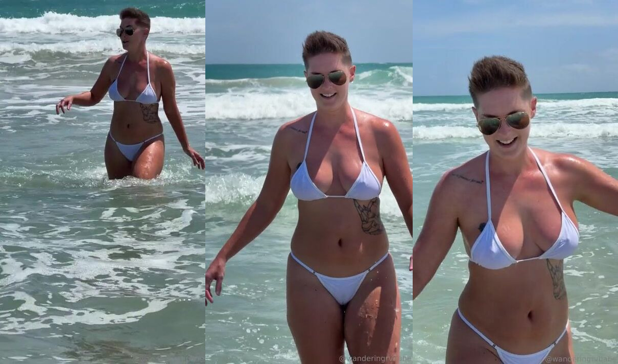 Bouncing Tits: Wanderingrvbabe on the Beach