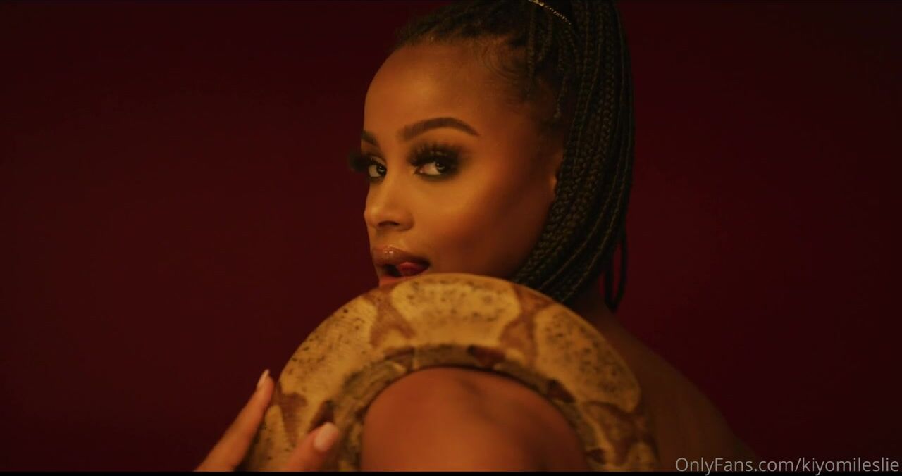 Kiyomileslie's Seductive Poses with a Snake