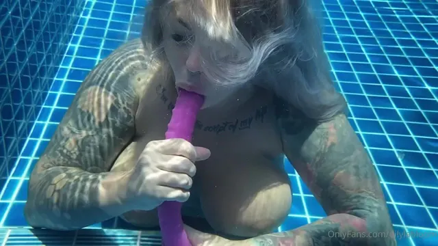 Dilylabloom Sucks Her Dildo Underwater