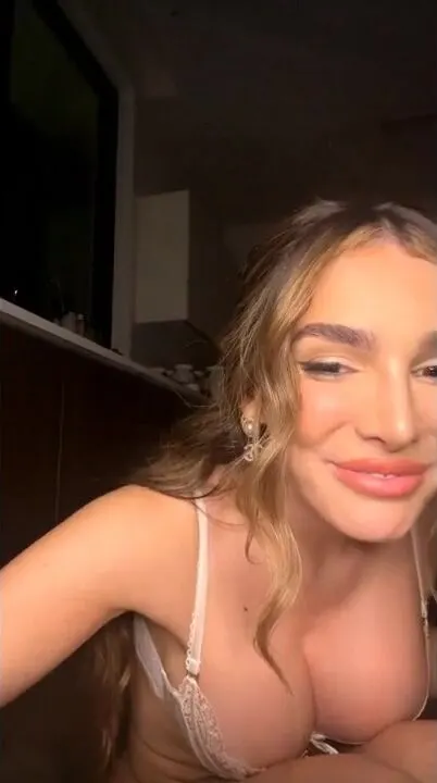 Lyna Perez #01