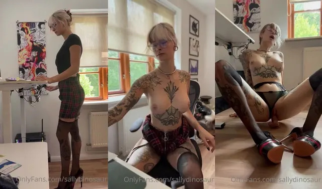 Sallydinosaur's Steamy Workplace Dildo Masturbation