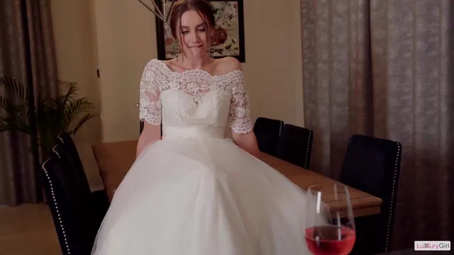 Runaway Bride Luxurygirl_Xxx Drains Cock in Blowjob