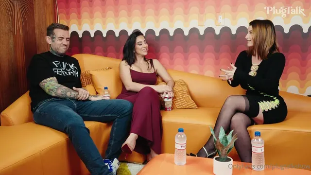 Lena The Plug Shares Her Husband With Lasirena69 Threesome