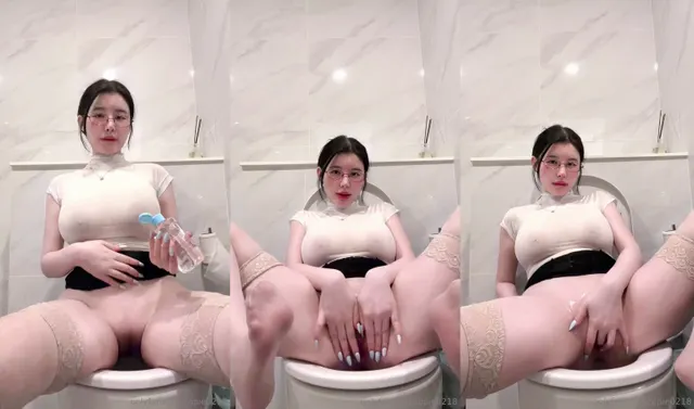 Cocopie0218’s Quick Pussy Rub In The Toilet