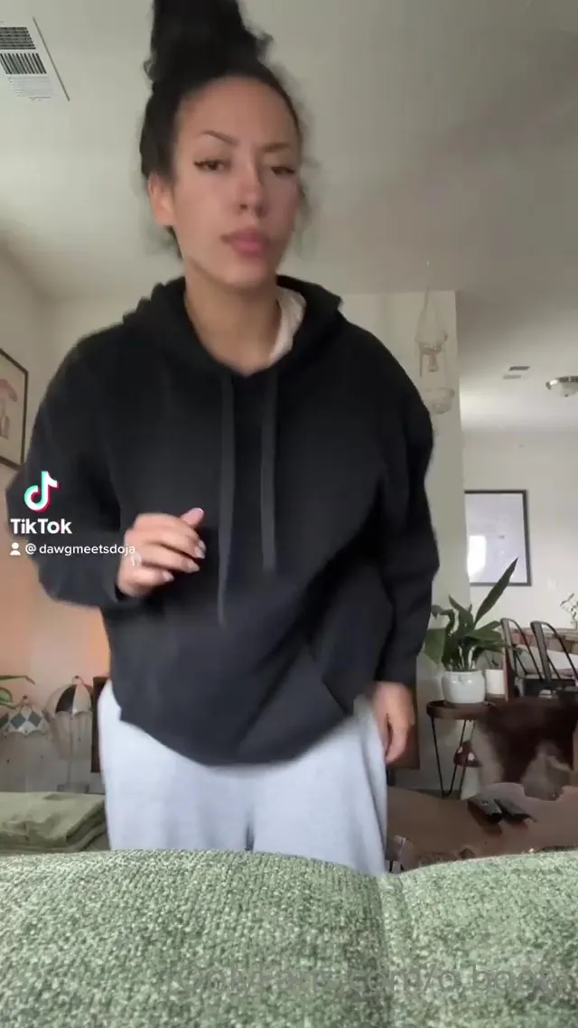 Itslunarliv Twerks In Her Pants
