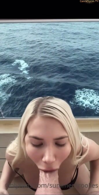 Summer Brookes Bir Horozun Üzerinde Atlıyor