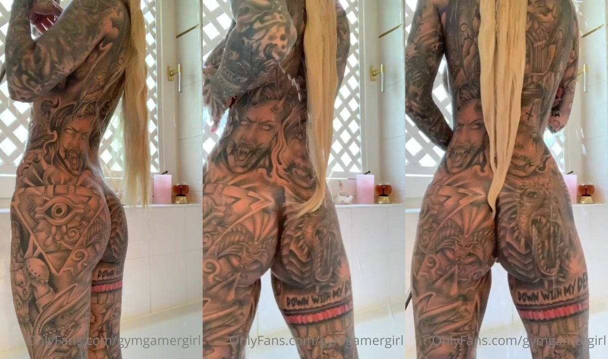 Gymgamergirl duchas cuerpo tatuado desnudo