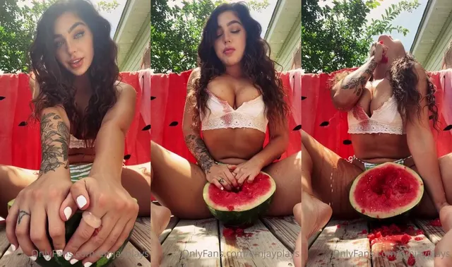 Emjayplays spielt für Sie mit ihrer Wassermelone